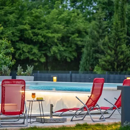 Family Mit Garten Und Spielplatz Mali Turini