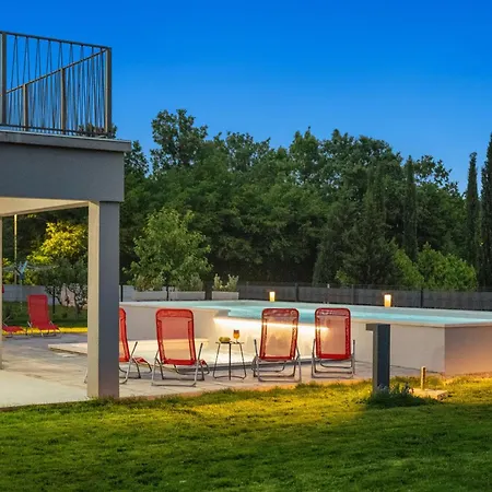 Family Mit Garten Und Spielplatz Holiday home Mali Turini
