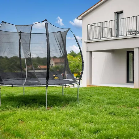 Family Mit Garten Und Spielplatz Mali Turini