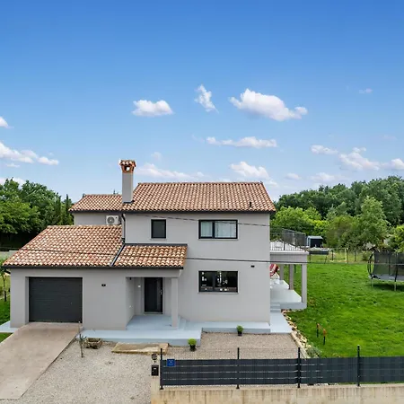 Family Mit Garten Und Spielplatz Holiday home