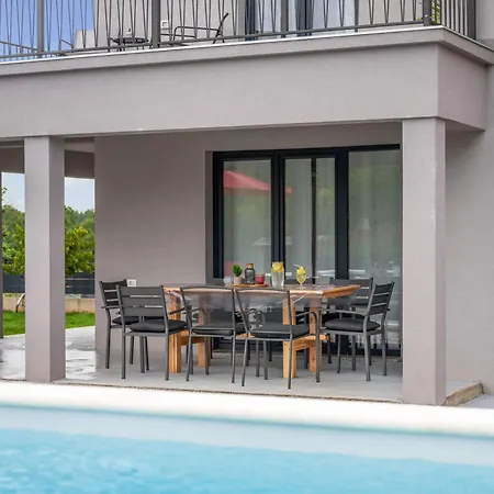 Family Mit Garten Und Spielplatz Holiday home Mali Turini