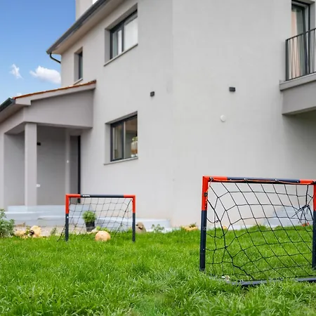 Family Mit Garten Und Spielplatz Mali Turini